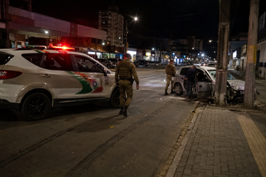 Fuga em alta velocidade termina com carro batido contra poste, em Canoinhas