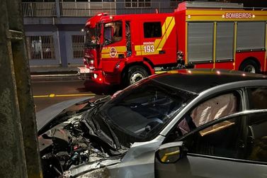 Motorista foge ap&oacute;s batida entre dois carros na madrugada em Canoinhas