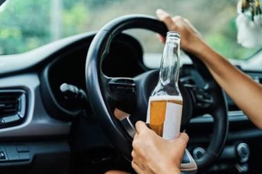 Motorista supostamente embriagado bate em carro estacionado e tenta fugir em Major Vieira