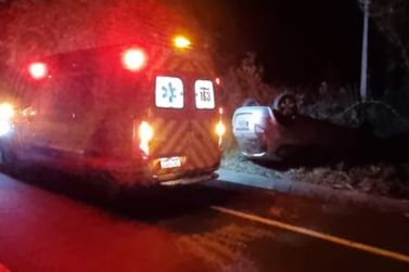 Sa&iacute;da de pista termina com carro capotado na BR 280 em Irine&oacute;polis