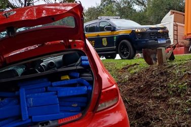 Carro com quase 200 kg de maconha bate em &aacute;rvore ap&oacute;s fuga no Planalto Norte