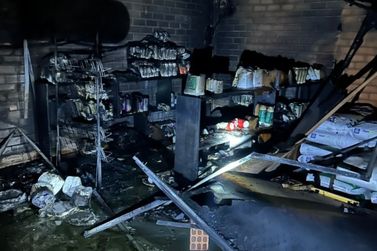 Bombeiros controlam inc&ecirc;ndio em barrac&atilde;o &aacute;s margens da BR-280