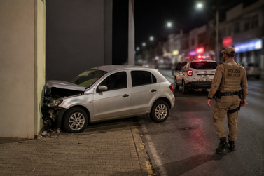 Carro invade fachada de estabelecimento na Avenida Expedicion&aacute;rios, em Canoinhas