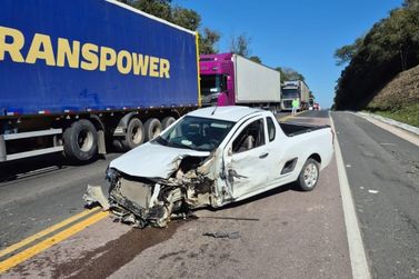 Chevrolet Montana colide com carreta na BR-116 e deixa dois ocupantes feridos