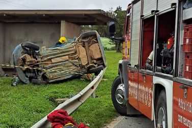 Colis&atilde;o na BR-116 deixa mulher presa &agrave;s ferragens em Mafra