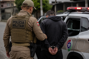 Homem &eacute; preso por tr&aacute;fico de drogas no bairro &Aacute;gua Verde, em Canoinhas