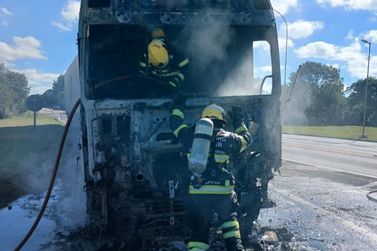 Inc&ecirc;ndio destr&oacute;i cavalo mec&acirc;nico de bitrem na BR-116, em Papanduva