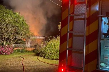 Casa &eacute; destru&iacute;da por inc&ecirc;ndio durante a madrugada em Papanduva