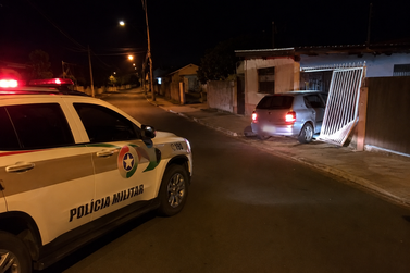 Motorista foge da PM, bate no port&atilde;o e &eacute; preso em Canoinhas