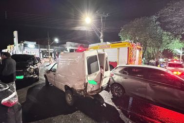 Acidente envolvendo seis ve&iacute;culos deixa mulher ferida no Centro de Mafra