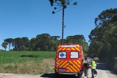 Bombeiros socorrem homem ap&oacute;s queda de motocicleta em estrada de Major Vieira