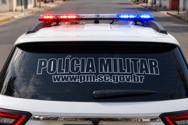 Carro avan&ccedil;a parada obrigat&oacute;ria e provoca acidente no Centro de Canoinhas