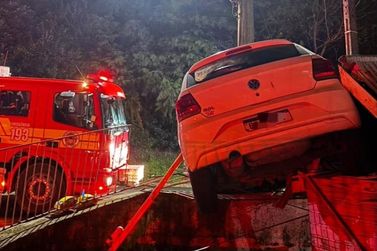 Carro bate contra muro e motorista fica ferido durante a madrugada em Mafra