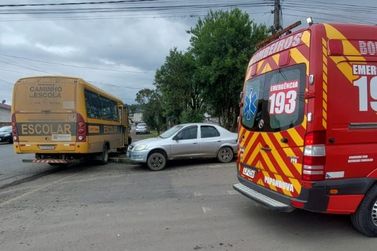 Colis&atilde;o entre carro e &ocirc;nibus escolar deixa tr&ecirc;s feridos em Papanduva