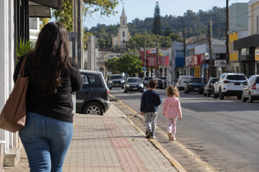 Crian&ccedil;as atravessam rua sozinhas e caso termina com pris&atilde;o de mulher em Papanduva