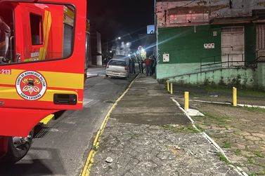 Fogo atinge ve&iacute;culo no Centro de Mafra e mobiliza Corpo de Bombeiros