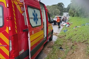  Kombi sai da pista e capota com quatro ocupantes na BR-280, em Mafra