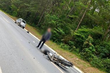Moto colide na traseira de carro em acidente na BR-280, em Tr&ecirc;s Barras