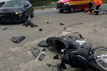 Motociclista fica ferida em colis&atilde;o frontal com carro na BR-280, em Mafra