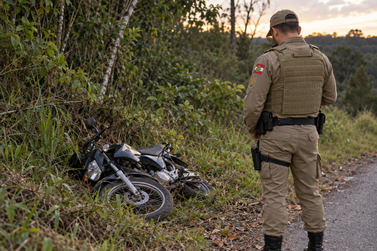 Motociclista sem CNH foge da PM e &eacute; encontrado na vegeta&ccedil;&atilde;o em Canoinhas