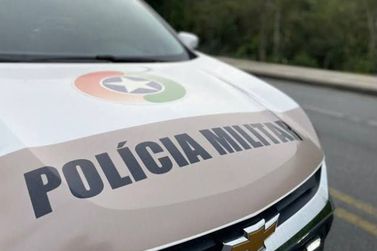 Motorista sem CNH perde o controle e carro capota em Papanduva