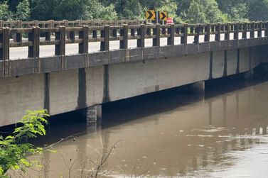 Rio Canoinhas chega a 6,78 metros e fica a 2 cm do n&iacute;vel de alerta