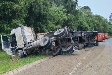 Tombamento de caminh&atilde;o deixa duas pessoas feridas na BR-280, em Mafra