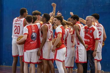 Dia de anivers&aacute;rio de Casa Branca &eacute; dia de Basquete!