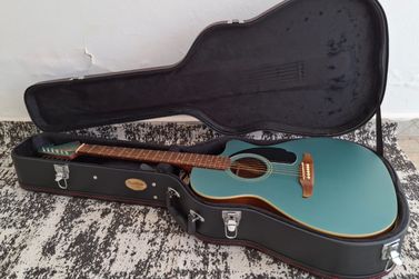 M&uacute;sico anuncia venda de viol&atilde;o Fender com eletr&ocirc;nica Fishman