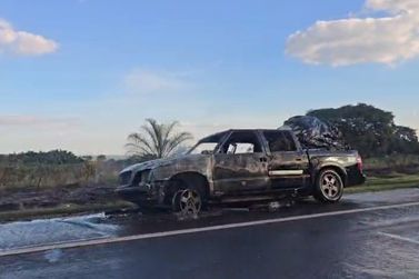 Suspeito abandona ve&iacute;culo em chamas com 5 toneladas de soja em Casa Branca