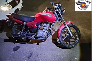 Condutor foge da PM, cai de moto e fica ferido em Casa Branca