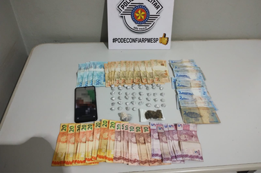 Dois homens s&atilde;o presos por tr&aacute;fico de drogas no Centro de Casa Branca