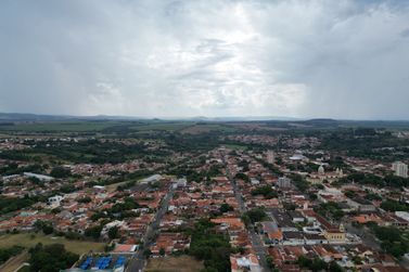 Fim de semana ter&aacute; muitas nuvens e pouca chuva em Casa Branca