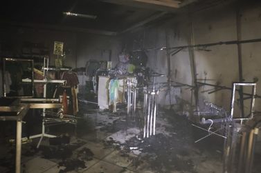 Inc&ecirc;ndio atinge loja de roupas no centro de Casa Branca