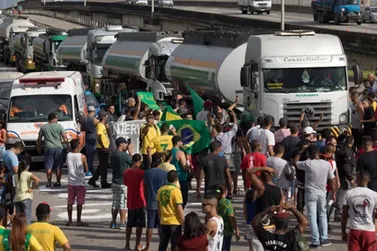 Caminhoneiros iniciam paralisa&ccedil;&atilde;o e cobram vota&ccedil;&atilde;o da MP do Frete