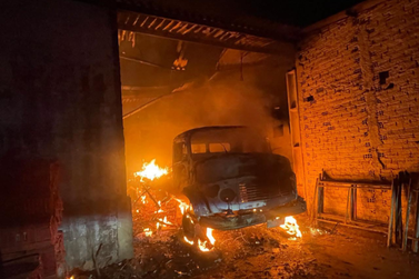 Inc&ecirc;ndio atinge barrac&atilde;o de laranjas e destr&oacute;i caminh&atilde;o em Casa Branca