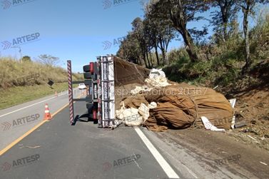 Carreta carregada com batatas tomba na SP-342 e deixa motorista gravemente ferido