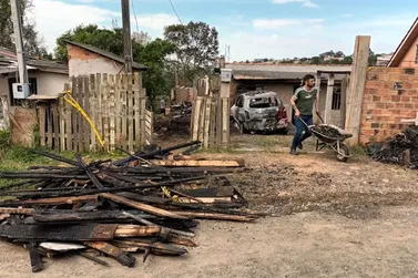 Idoso morre carbonizado em incêndio dentro de casa em Ponta Grossa
