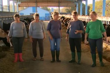 Seguindo o legado do pai, 5 irmãs tocam fazenda leiteira em Castro