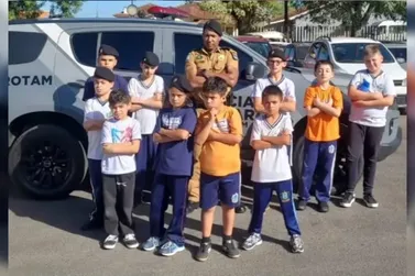 Companhia policial recebe visita de crianças em Castro