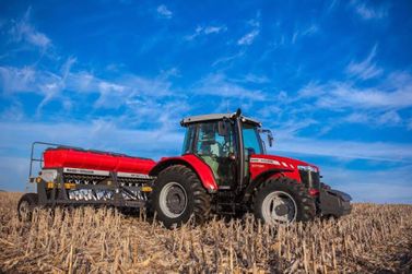 Em C&eacute;u Azul, Curso de Opera&ccedil;&atilde;o e Manuten&ccedil;&atilde;o de Tratores Agr&iacute;colas 