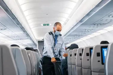 M&aacute;scaras voltam a ser obrigat&oacute;rias em aeroportos e avi&otilde;es a partir de sexta (25)