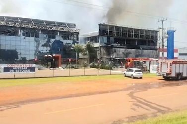 Distribuidora de alimentos em Cascavel foi destruída por incêndio nesta manhã 