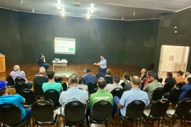 Produtores rurais e técnicos da Itaipu se reúnem em Céu Azul 