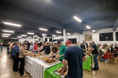 Jantar dan&ccedil;ante reuniu grande p&uacute;blico no sal&atilde;o da Igreja matriz, em C&eacute;u Azul 