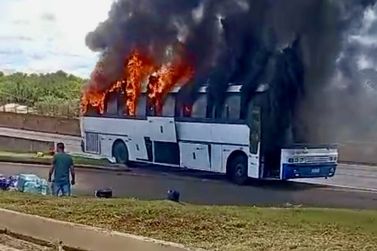 Veiculo foi tomado pelas chamas na BR 277, per&iacute;metro de Matel&acirc;ndia/PR