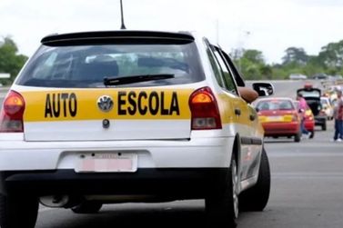 Carteira de habilita&ccedil;&atilde;o fica mais barata e ter&aacute; menos carga hor&aacute;ria de aulas