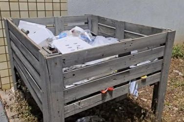 Lixo despejado sem sacolas em lixeiras est&aacute; se tornando um problema em C&eacute;u Azul 
