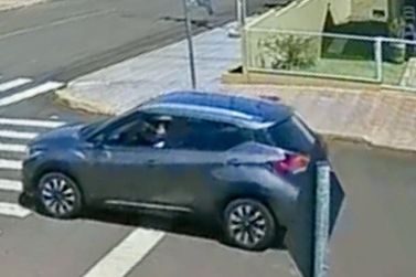 Motorista atropela um cachorro e n&atilde;o presta atendimento, no centro da cidade