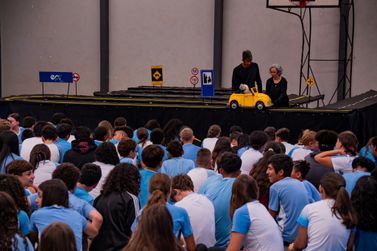 Espet&aacute;culo infanto-juvenil "P&eacute; na Estrada" faz apresenta&ccedil;&atilde;o em C&eacute;u Azul